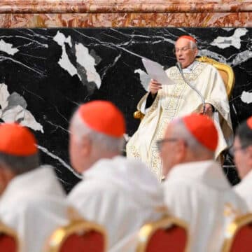 El cardenal Re en la misa del segundo día del consistorio