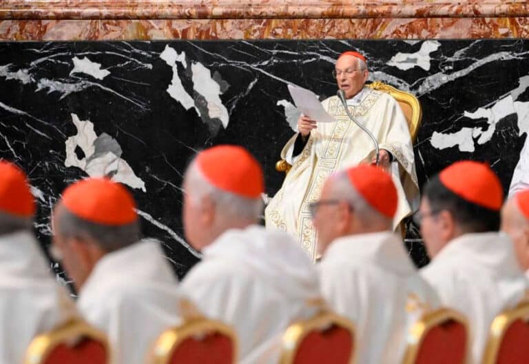 El cardenal Re en la misa del segundo día del consistorio