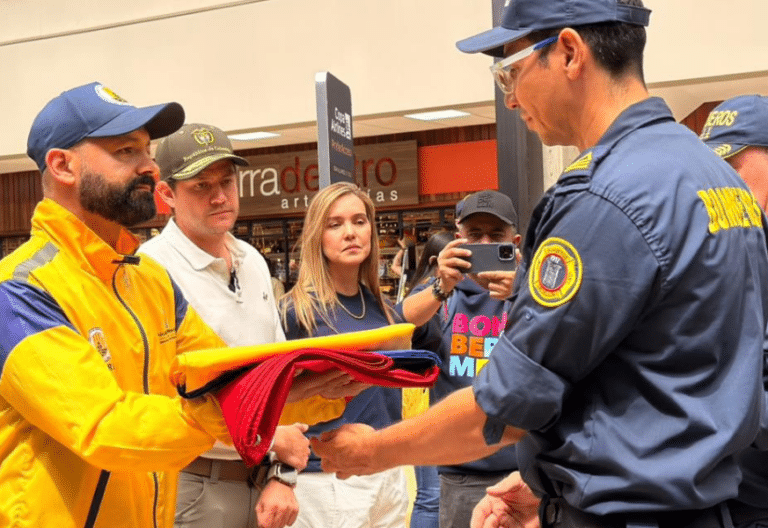 Equipos de rescate en Venezuela