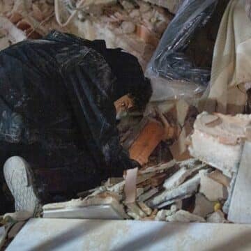 Una mujer, entre los escombros de un edificio en Caracas, tras el terremoto. Foto: Efe