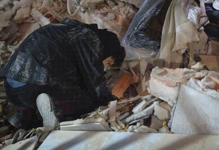 Una mujer, entre los escombros de un edificio en Caracas, tras el terremoto. Foto: Efe