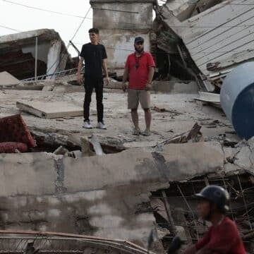 Vecinos de Catia La Mar, ante los destrozos provocados por los terremotos. Foto: Efe