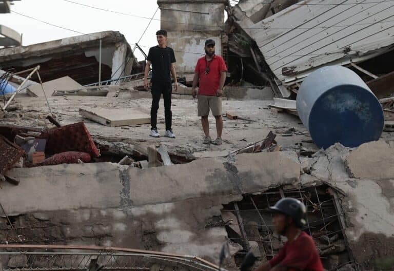 Vecinos de Catia La Mar, ante los destrozos provocados por los terremotos. Foto: Efe