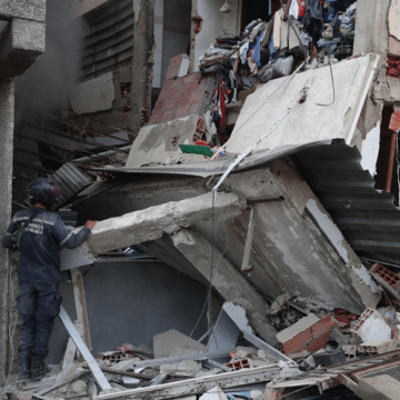 Vecinos de Catia La Mar, ante los destrozos provocados por los terremotos. Foto: Efe
