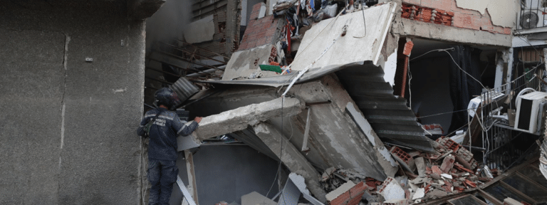 Vecinos de Catia La Mar, ante los destrozos provocados por los terremotos. Foto: Efe