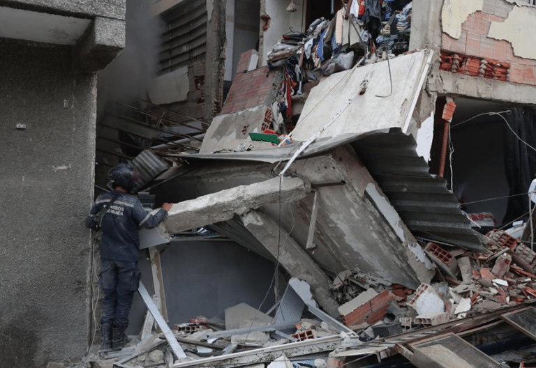 Vecinos de Catia La Mar, ante los destrozos provocados por los terremotos. Foto: Efe