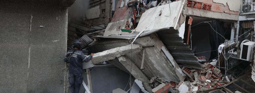 Vecinos de Catia La Mar, ante los destrozos provocados por los terremotos. Foto: Efe
