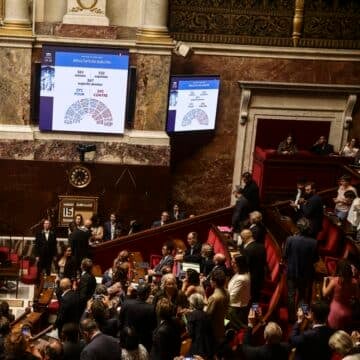 Francia aprueba, por la mínima y con la cámara dividida, la ley de eutanasia