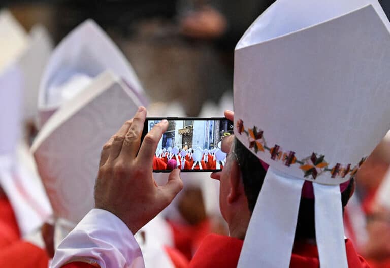 Simbólica. Cardenal con móvil