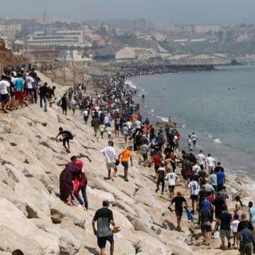 Jóvenes marroquíes tratando de cruzar a Ceuta