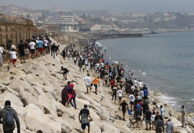 Jóvenes marroquíes tratando de cruzar a Ceuta