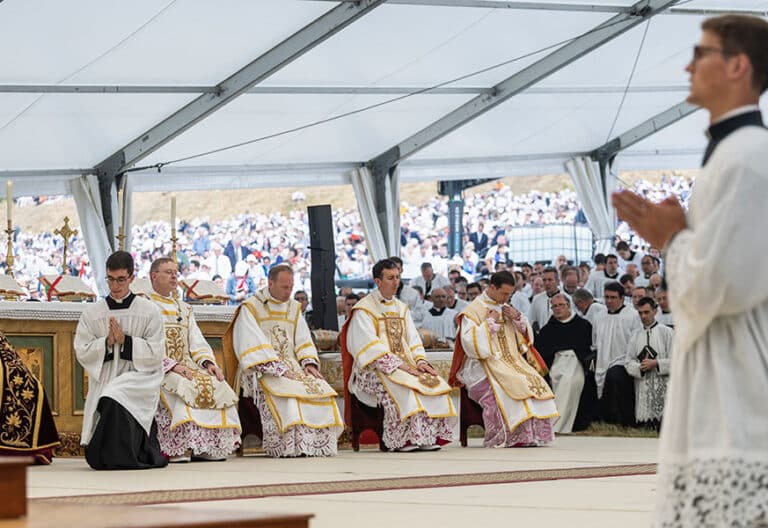Lefevrianos. Ordenación episcopal