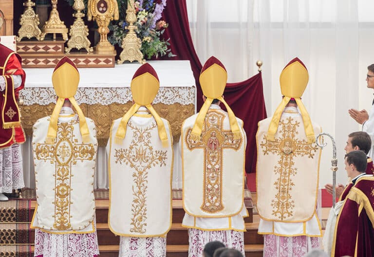 Lefevrianos. Ordenación episcopal