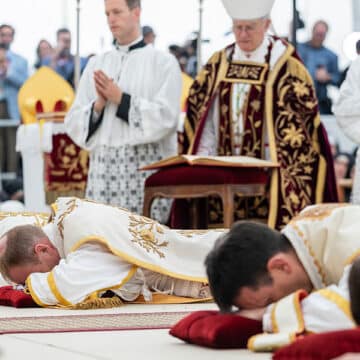 Lefevrianos. Ordenación episcopal