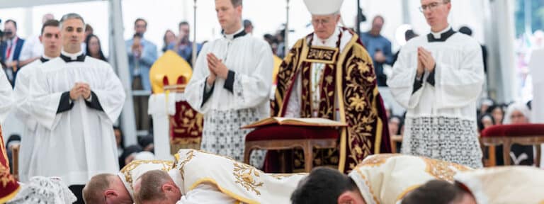 Lefevrianos. Ordenación episcopal