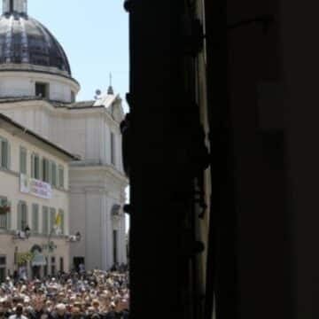 León XIV reza el ángelus en Castel Gandolfo.
