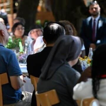León XIV come con 200 personas vulnerables y aboga por una Iglesia de “puertas abiertas”