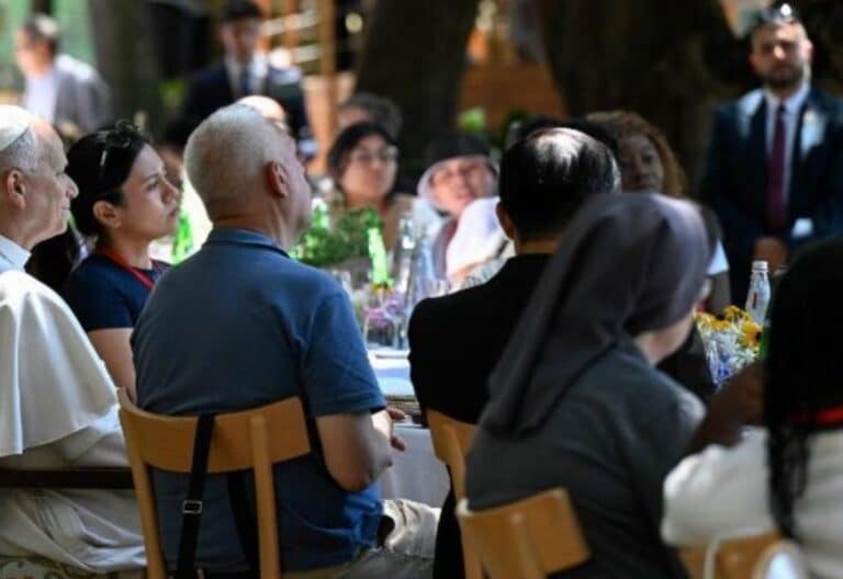 León XIV come con 200 personas vulnerables y aboga por una Iglesia de “puertas abiertas”