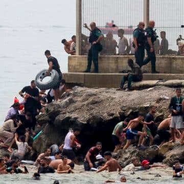 Marroquíes tratando de cruzar a Ceuta