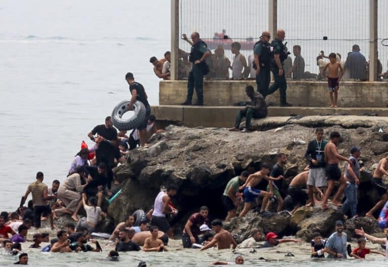 Marroquíes tratando de cruzar a Ceuta