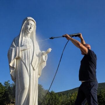 La estatua de la Virgen de Medjugorje, en plena limpieza tras ser vandalizada. Foto: Fundación
