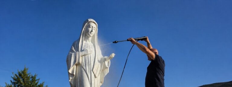 La estatua de la Virgen de Medjugorje, en plena limpieza tras ser vandalizada. Foto: Fundación
