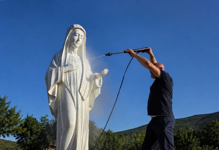 La estatua de la Virgen de Medjugorje, en plena limpieza tras ser vandalizada. Foto: Fundación