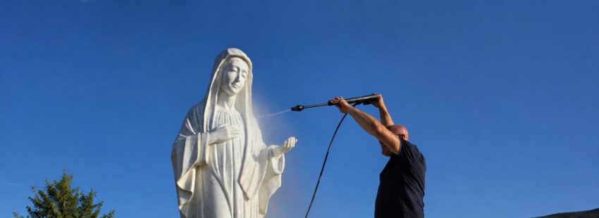 La estatua de la Virgen de Medjugorje, en plena limpieza tras ser vandalizada. Foto: Fundación