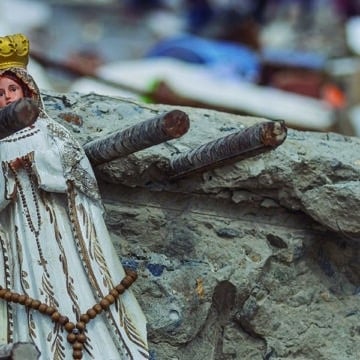 Simbólica. Virgen entre escombros