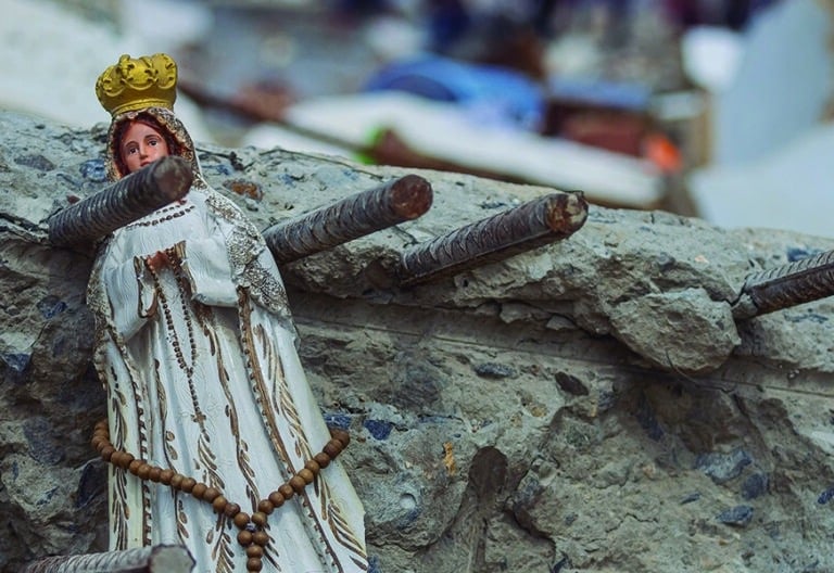 Simbólica. Virgen entre escombros