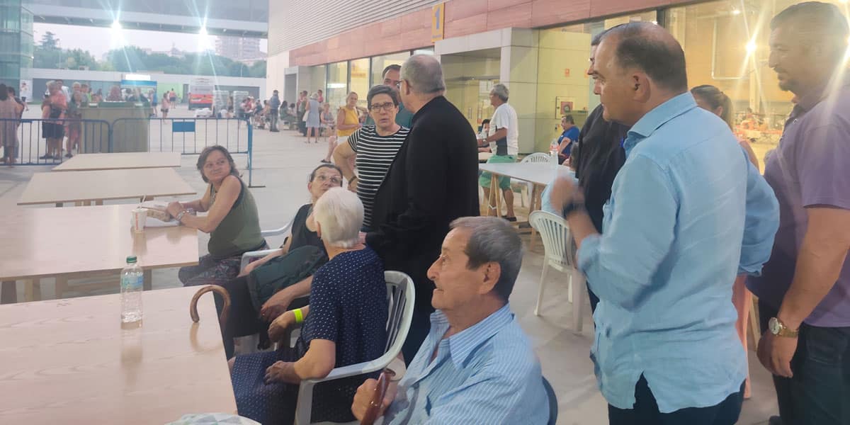 El arzobispo de Toledo, Francisco Cerro, visita a los afectados por los incendios