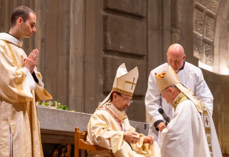 El cardenal Cobo bendice al nuevo abad del Valle de los Caídos