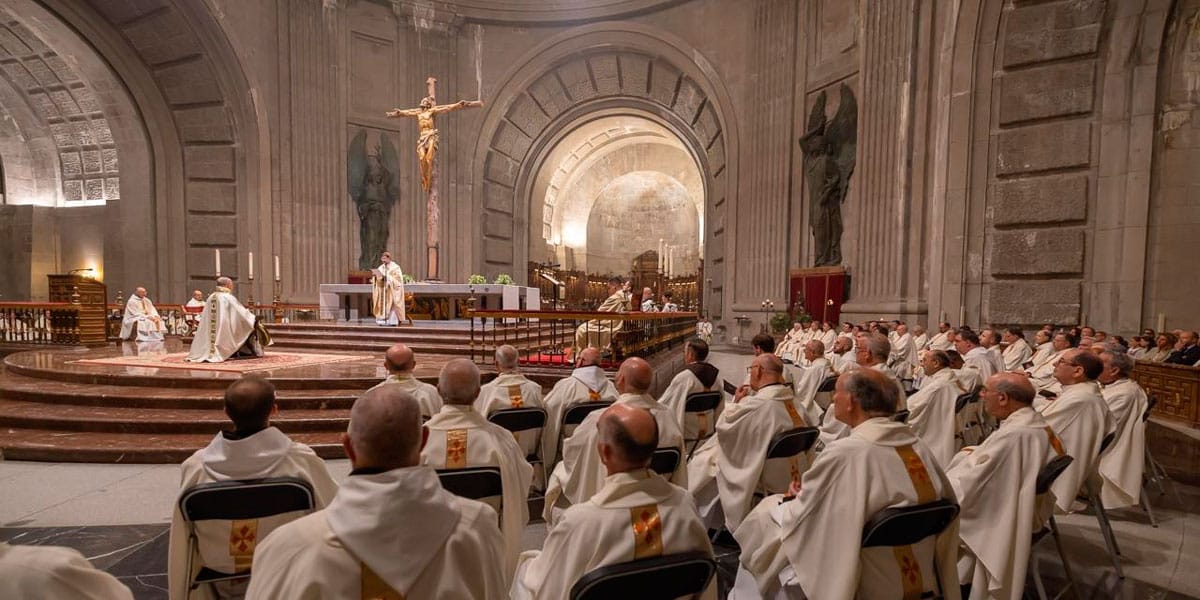 El cardenal Cobo bendice al nuevo abad del Valle de los Caídos