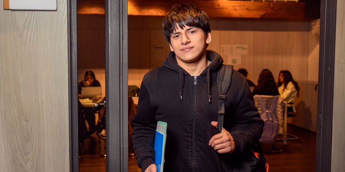Facundo Alexander García, usuario del programa CaixaProinfancia, saliendo de la Fundación de la