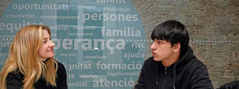 Facundo Alexander García, usuario del programa CaixaProinfancia, saliendo de la Fundación de la