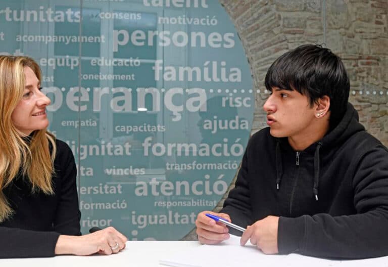 Facundo Alexander García, usuario del programa CaixaProinfancia, saliendo de la Fundación de la