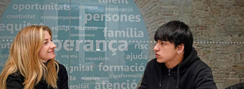 Facundo Alexander García, usuario del programa CaixaProinfancia, saliendo de la Fundación de la