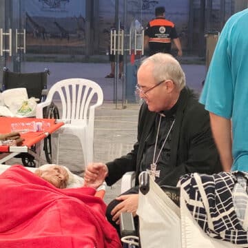 El arzobispo de Toledo, Francisco Cerro, visita a los afectados por los incendios