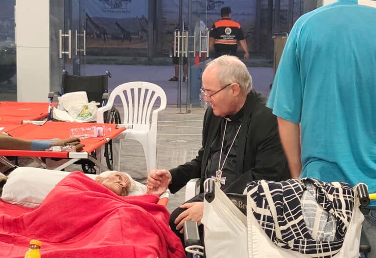 El arzobispo de Toledo, Francisco Cerro, visita a los afectados por los incendios
