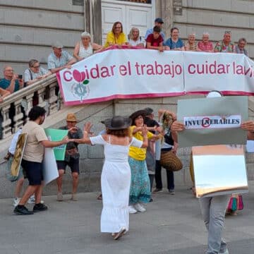 Gesto público de la HOAC frente a la catedral de la Almudena
