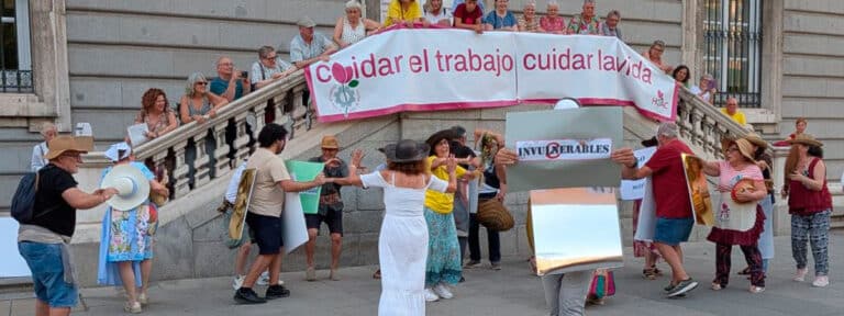 Gesto público de la HOAC frente a la catedral de la Almudena