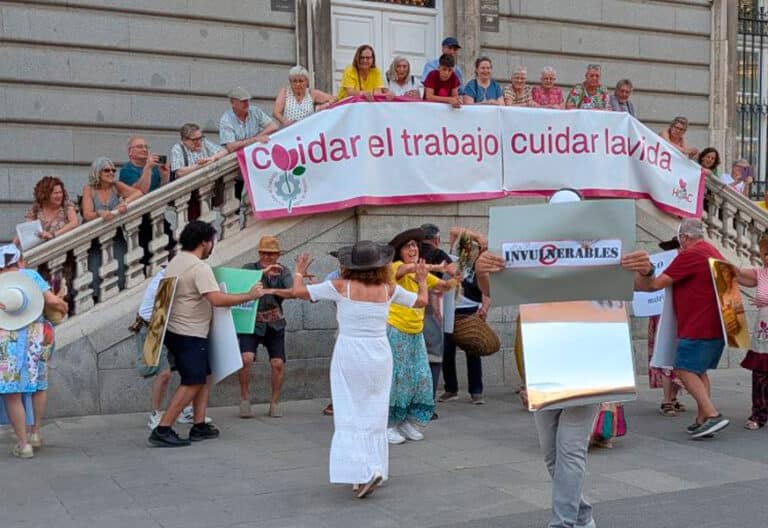 Gesto público de la HOAC frente a la catedral de la Almudena