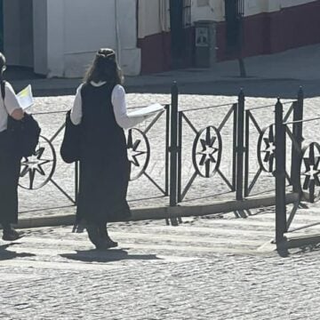 Dos Hijas del Amor Misericordioso (HAM) pasean por Carmona. Foto: VN
