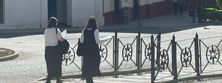Dos Hijas del Amor Misericordioso (HAM) pasean por Carmona. Foto: VN