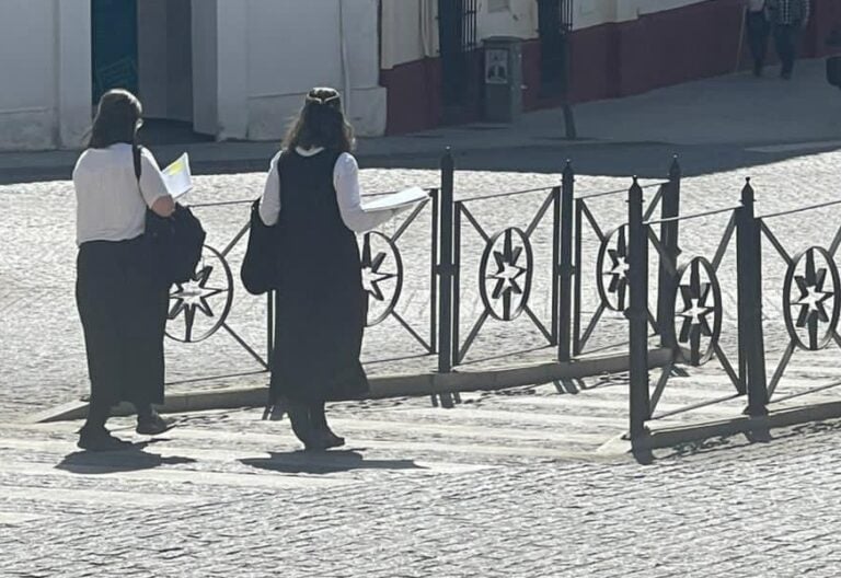 Dos Hijas del Amor Misericordioso (HAM) pasean por Carmona. Foto: VN