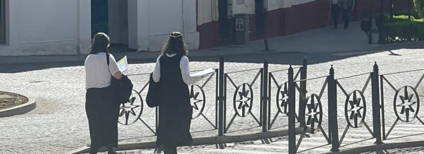 Dos Hijas del Amor Misericordioso (HAM) pasean por Carmona. Foto: VN