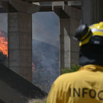 Un bombero en los incendios de Almería