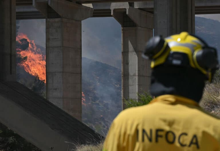 Un bombero en los incendios de Almería