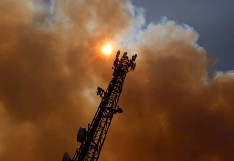 Columna de humo provocada por el incendio en Madrid. Foto: Efe
