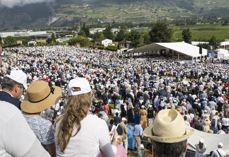 Consagración episcopal ilícita promovida por la Fraternidad de San Pío X en Écône. Foto: Efe.